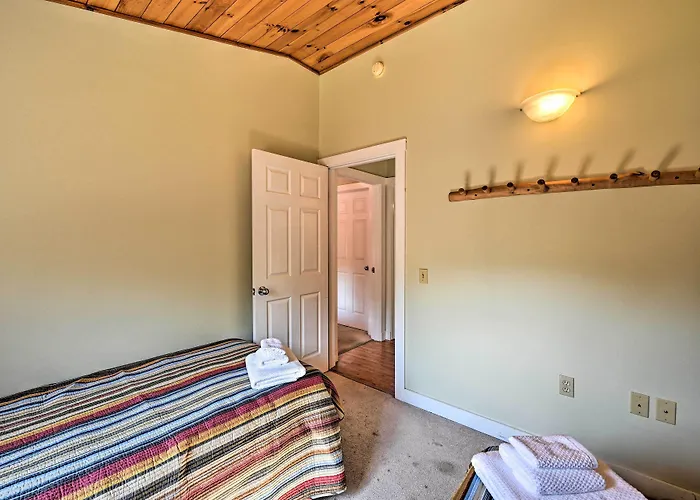 Cozy Apt W/ Hot Tub & Deck, 10 Mi To Stowe Resort!