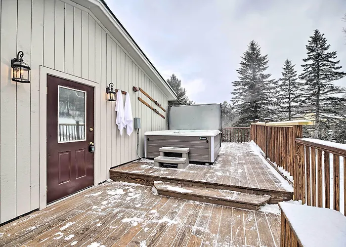 Cozy Apt W/ Hot Tub & Deck, 10 Mi To Stowe Resort!